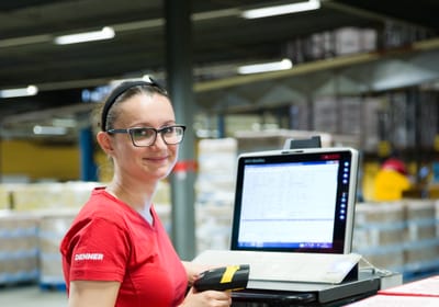 Lernende Mirela Mehmedovic im Warenlager Lernende Mirela Mehmedovic im Warenlager